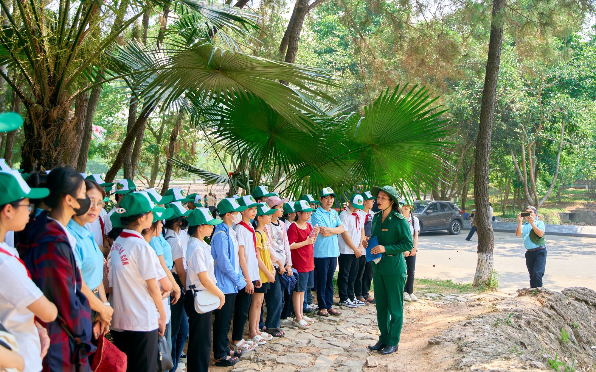 Hàng ngàn du khách vượt qua nắng nóng về ngã ba Đồng Lộc
