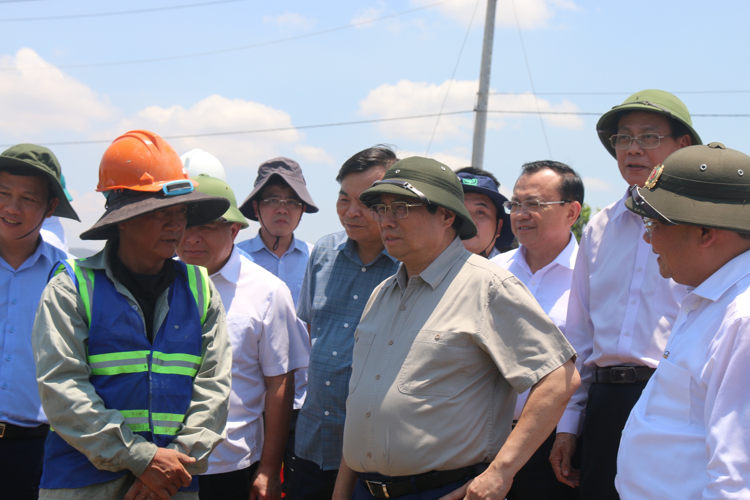 Thủ tướng xuống đồng trò chuyện cùng nông dân vùng hạn- Ảnh 5.