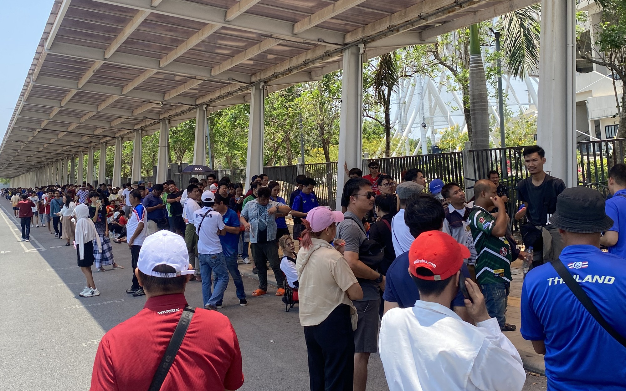 Fan futsal Thái Lan xếp hàng từ sáng chờ xem chung kết, Madam Pang hứa thưởng hơn 2 tỉ