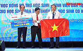 B&aacute;o Người Lao Động trao 10.000 l&aacute; cờ v&agrave; 100 suất học bổng tại tỉnh Ninh Thuận
