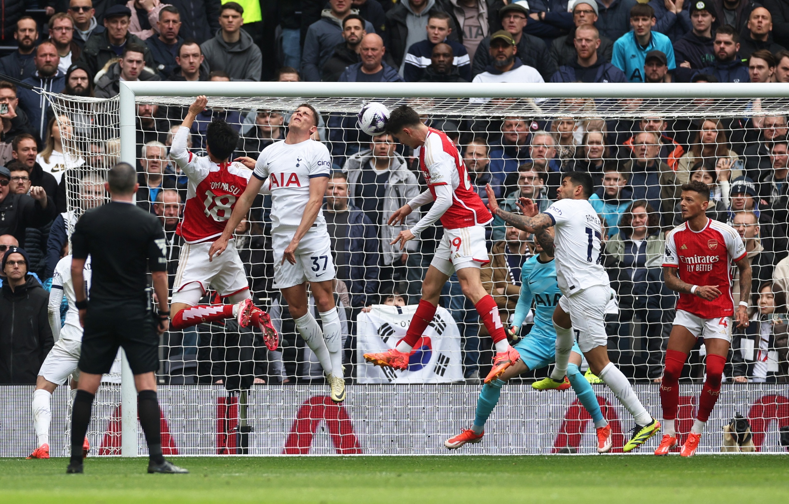 Arsenal thắng thót tim ở derby London, vững ngôi đầu Ngoại hạng Anh- Ảnh 4.