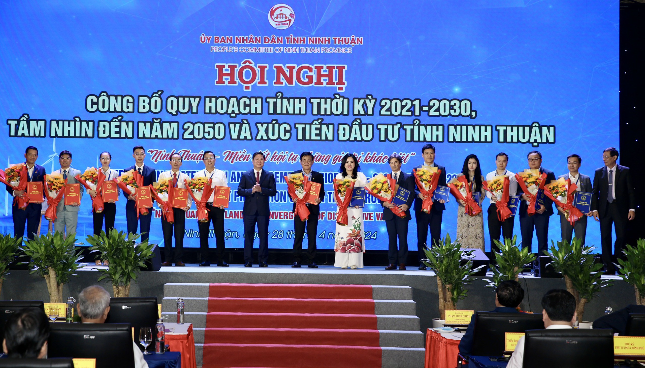 B&aacute;o Người Lao Động trao cờ, học bổng tại lễ c&ocirc;ng bố quy hoạch tỉnh Ninh Thuận- Ảnh 8.