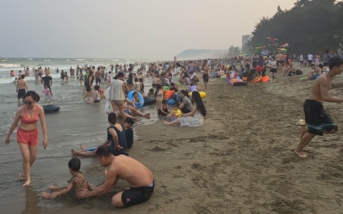 Biển Sầm Sơn "ken đặc" du khách tắm biển- Ảnh 4.