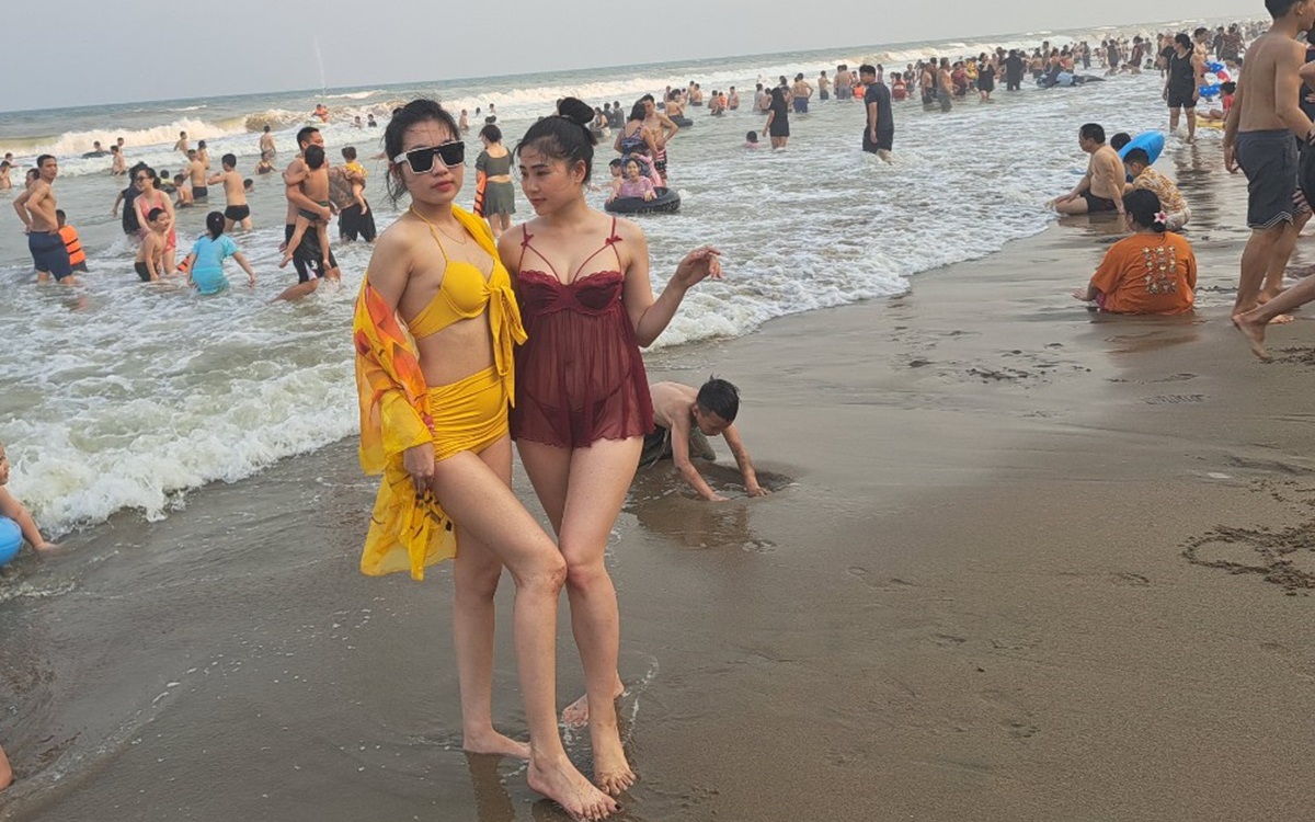 Biển Sầm Sơn "ken đặc" du khách tắm biển
