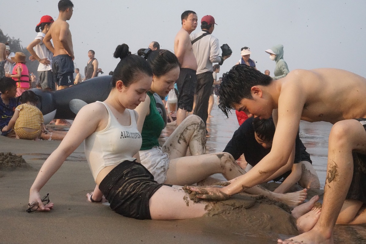 Biển Sầm Sơn "ken đặc" du khách tắm biển- Ảnh 7.