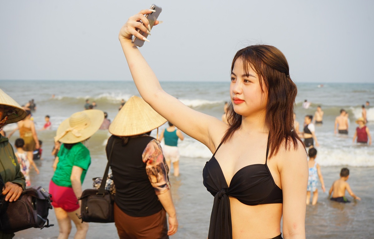 Biển Sầm Sơn "ken đặc" du khách tắm biển- Ảnh 13.