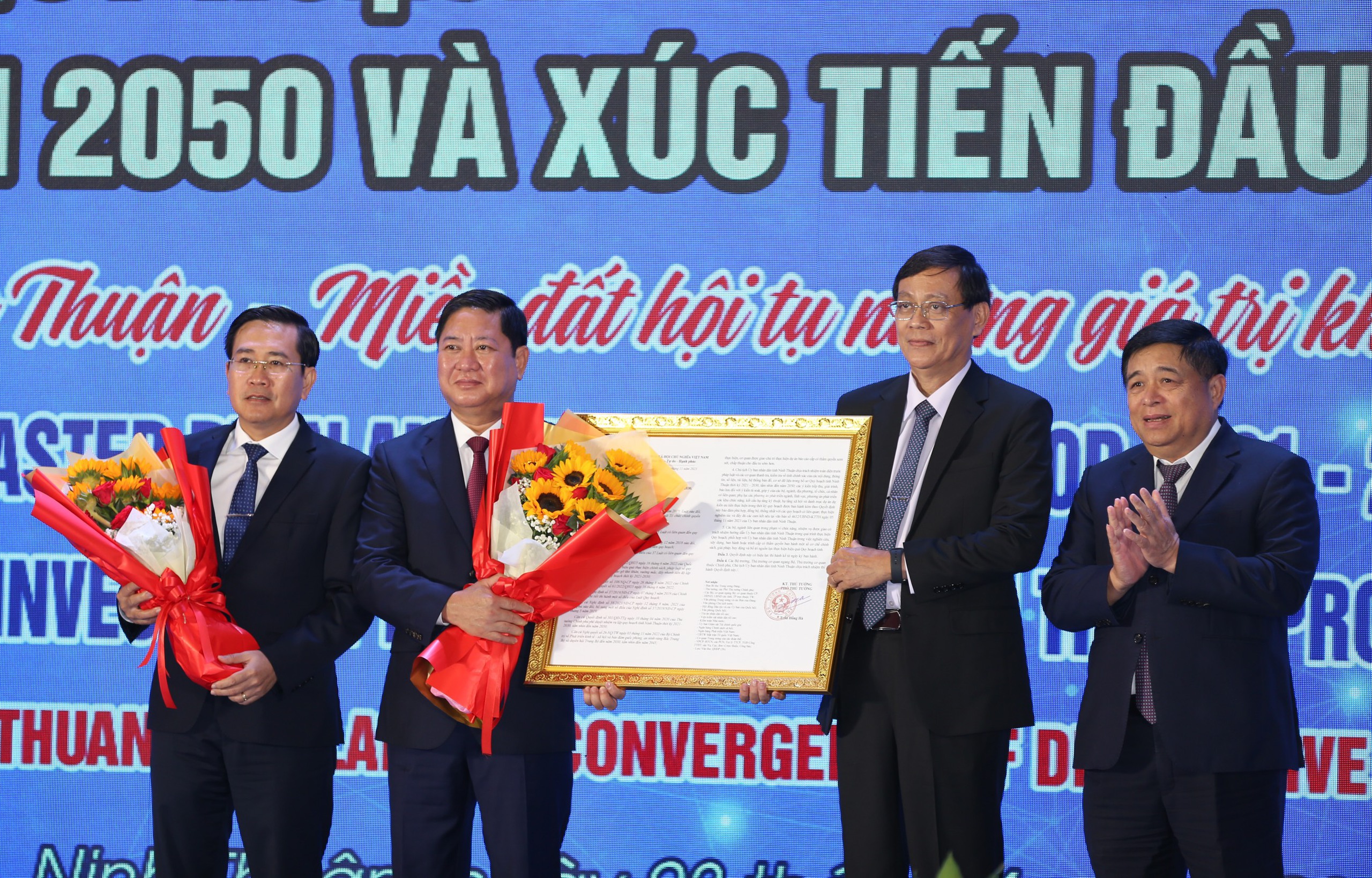 B&aacute;o Người Lao Động trao cờ, học bổng tại lễ c&ocirc;ng bố quy hoạch tỉnh Ninh Thuận- Ảnh 3.