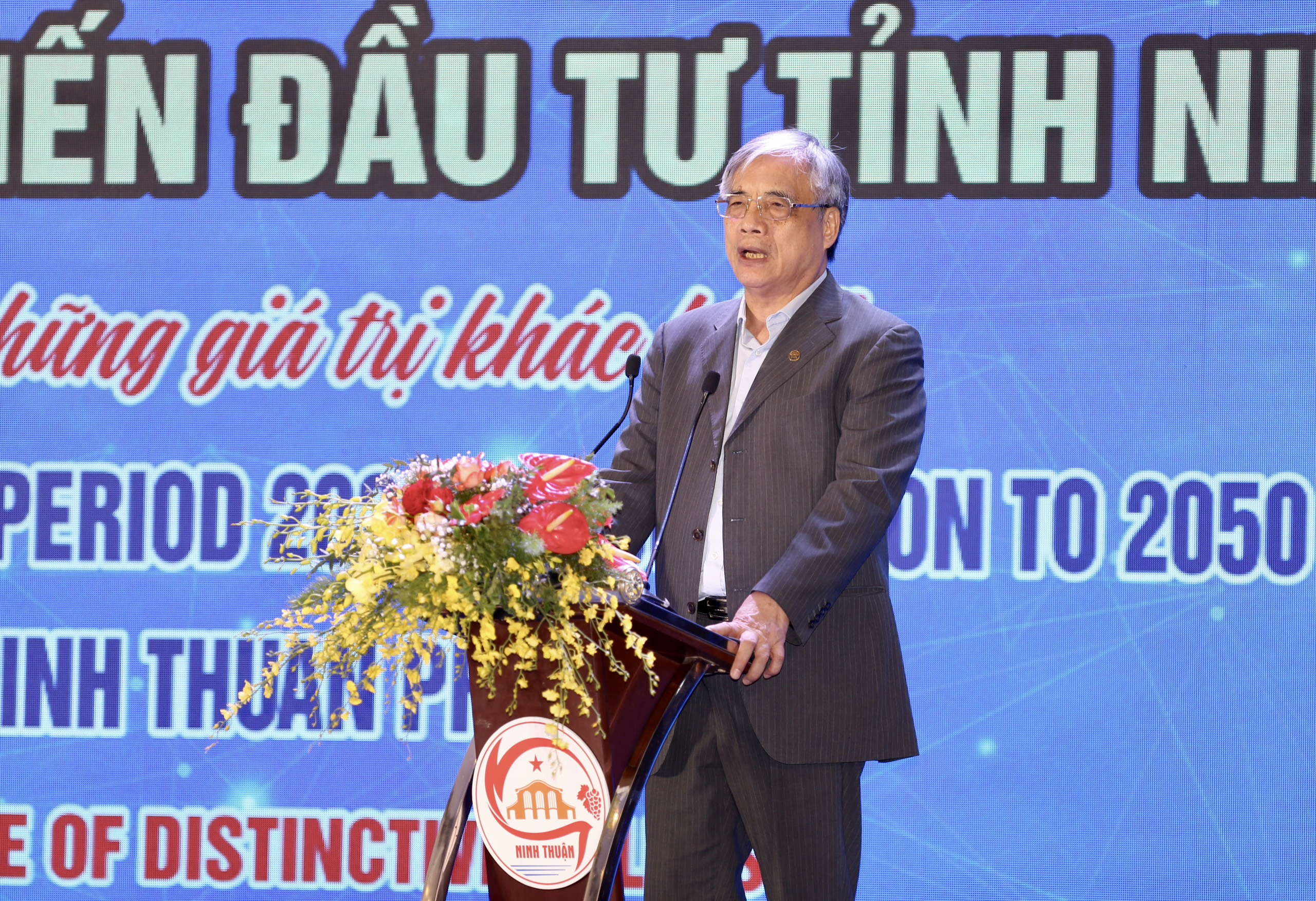 B&aacute;o Người Lao Động trao cờ, học bổng tại lễ c&ocirc;ng bố quy hoạch tỉnh Ninh Thuận- Ảnh 7.