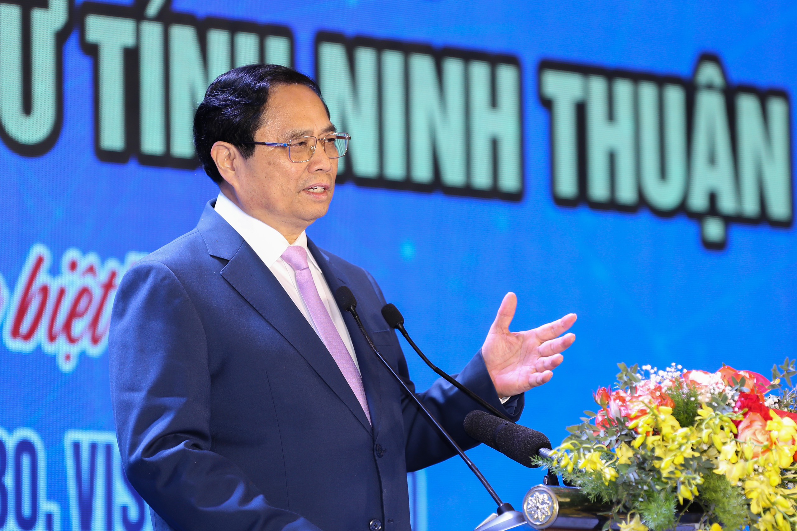 B&aacute;o Người Lao Động trao cờ, học bổng tại lễ c&ocirc;ng bố quy hoạch tỉnh Ninh Thuận- Ảnh 10.