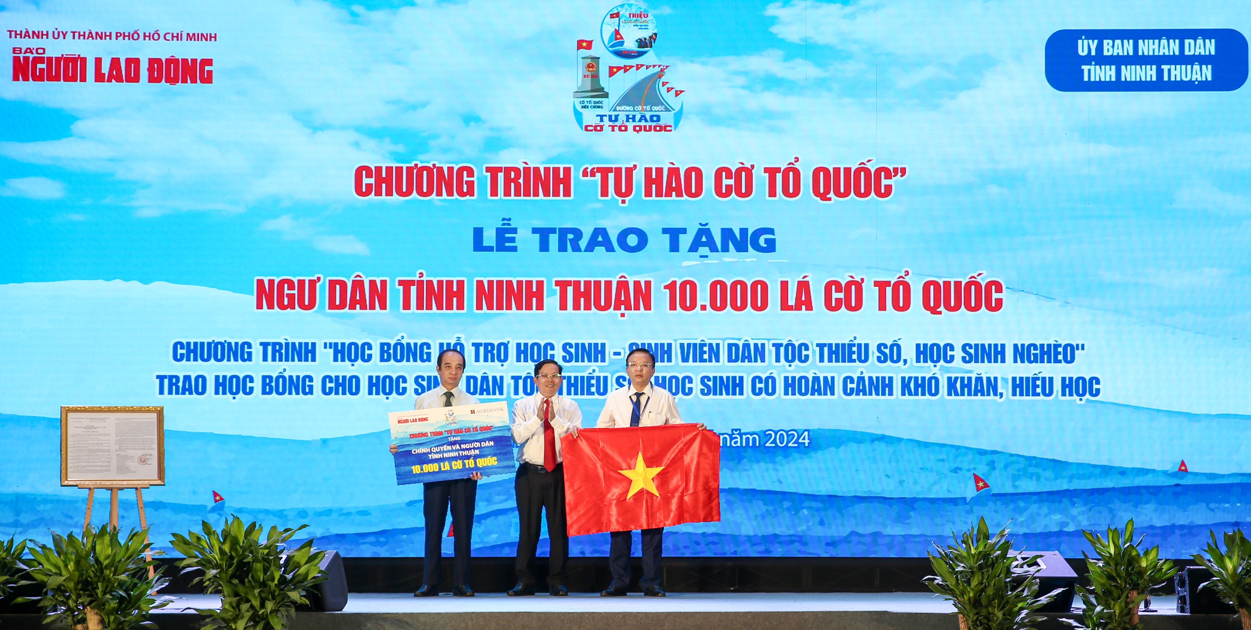 B&aacute;o Người Lao Động trao cờ, học bổng tại lễ c&ocirc;ng bố quy hoạch tỉnh Ninh Thuận- Ảnh 1.