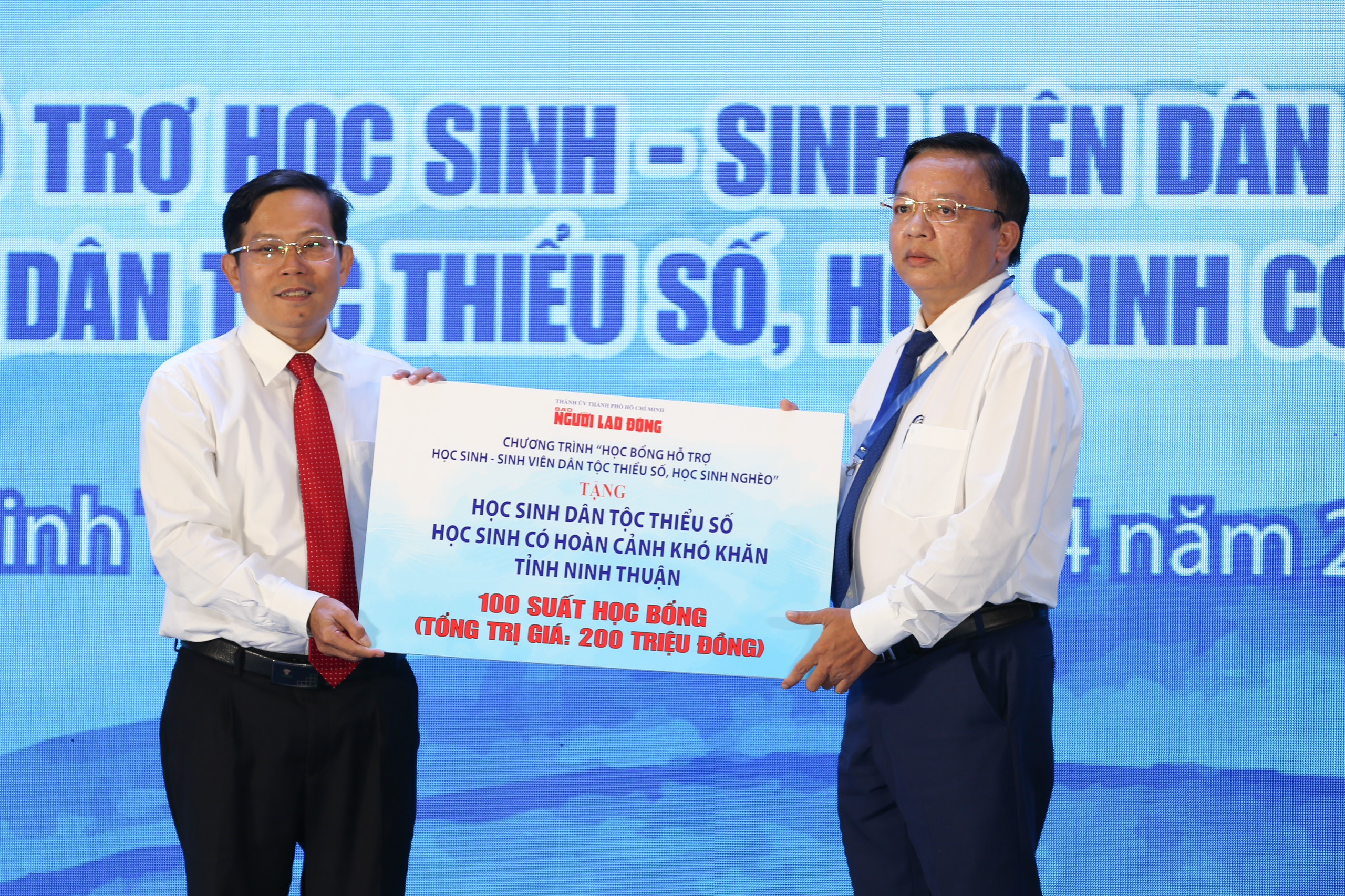 B&aacute;o Người Lao Động trao cờ, học bổng tại lễ c&ocirc;ng bố quy hoạch tỉnh Ninh Thuận- Ảnh 2.