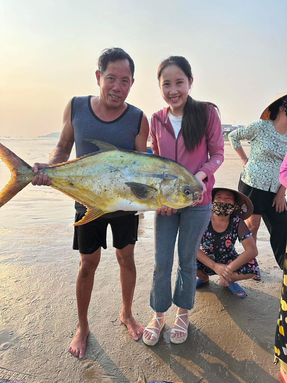 Ngư d&acirc;n H&agrave; Tĩnh &ldquo;tr&uacute;ng&rdquo; mẻ c&aacute; v&agrave;ng dương, thu về hơn 300 triệu đồng- Ảnh 4.