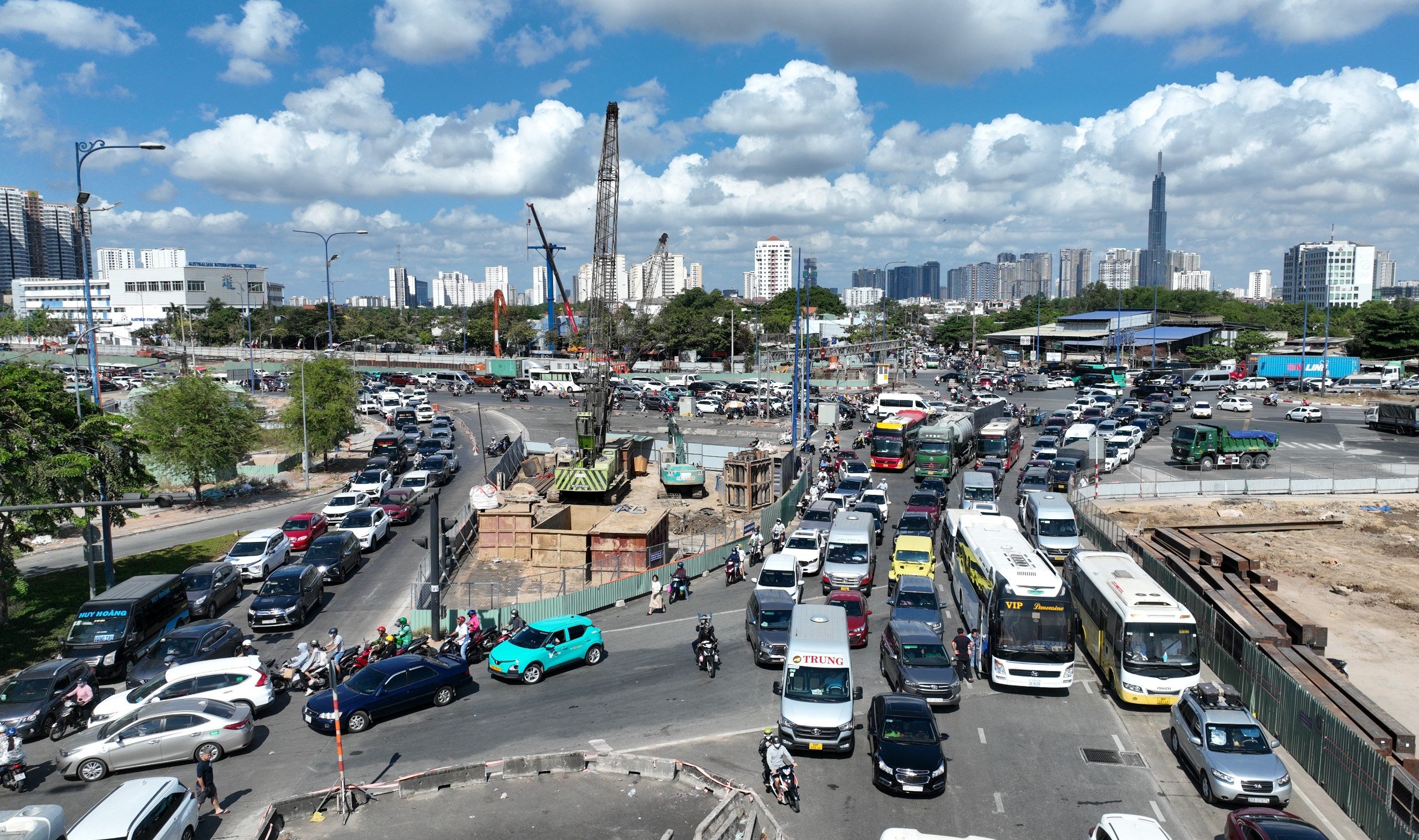 CSGT TP HCM lý giải tình trạng ô tô xếp hàng dài ở cửa ngõ phía Đông - Ảnh 1.
