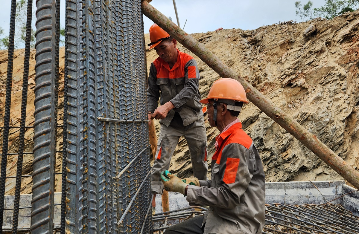 Công nhân "đội nắng" làm việc xuyên lễ trên công trường đường dây 500 kV- Ảnh 1.
