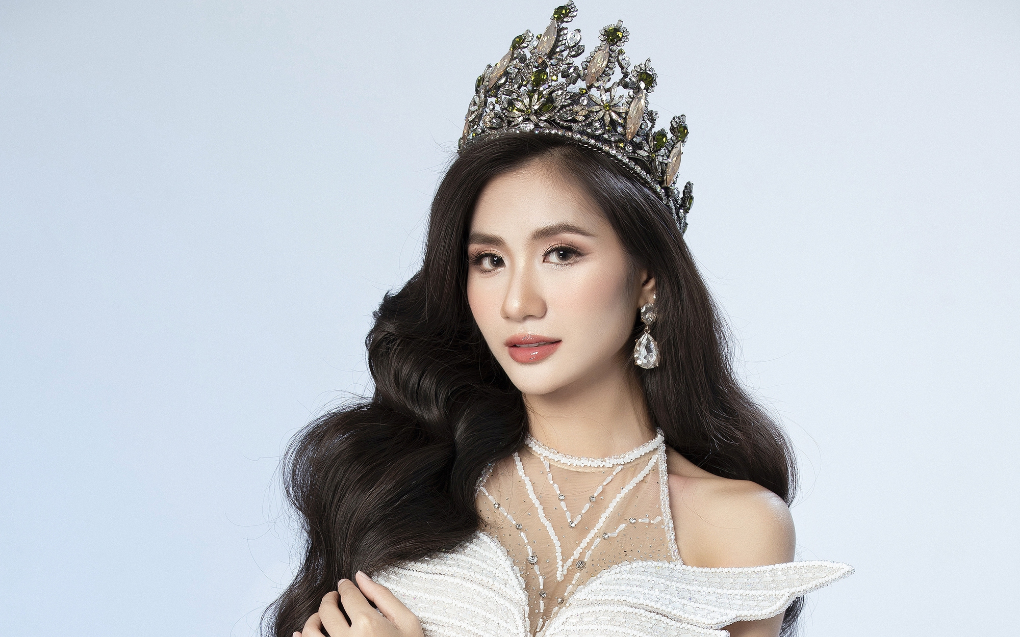 Người đẹp Việt tỏa sáng  khi trao vương miện cho tân hoa hậu 

