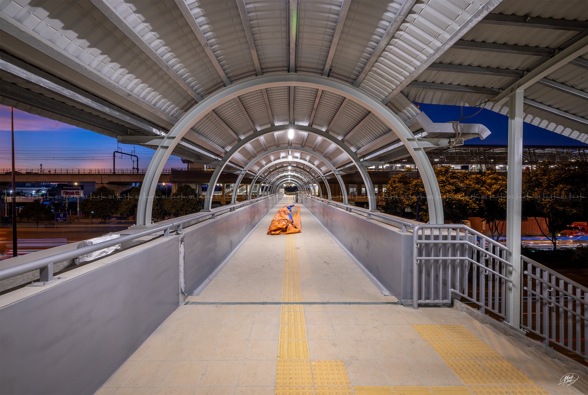 Đội nắng thi c&ocirc;ng xuy&ecirc;n lễ c&ocirc;ng tr&igrave;nh cầu bộ h&agrave;nh của tuyến Metro số 1- Ảnh 3.