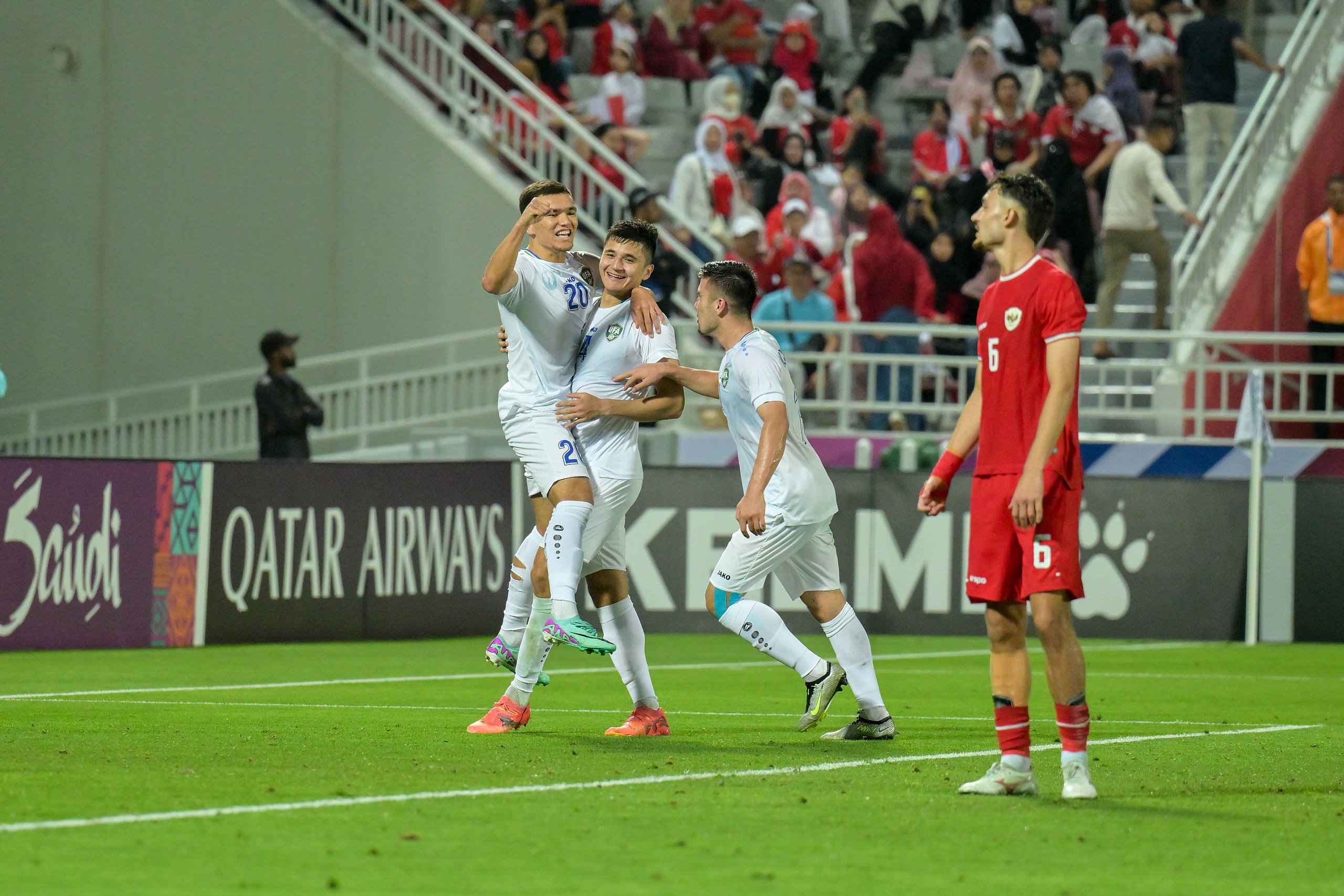 U23 Indonesia nhận 2 b&agrave;n thua v&agrave; 1 thẻ đỏ, v&eacute; dự Olympic c&ograve;n "treo"- Ảnh 3.