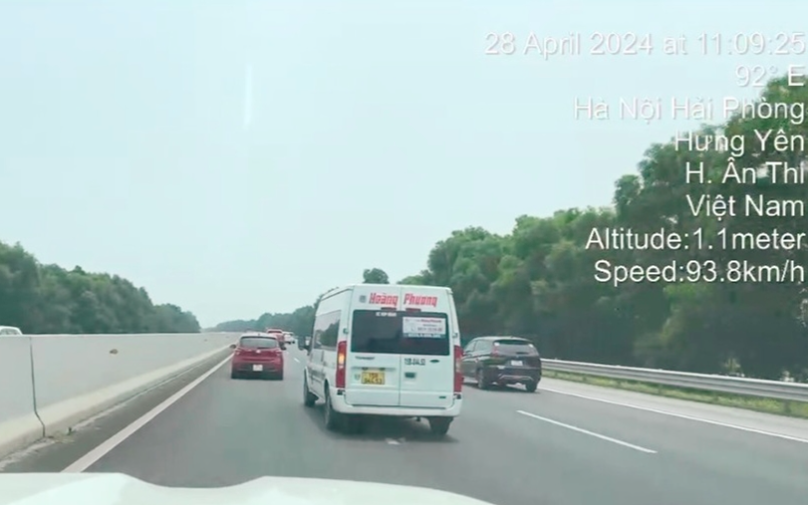 Tài xế xe khách Limousine liên tục lạng lách trên cao tốc