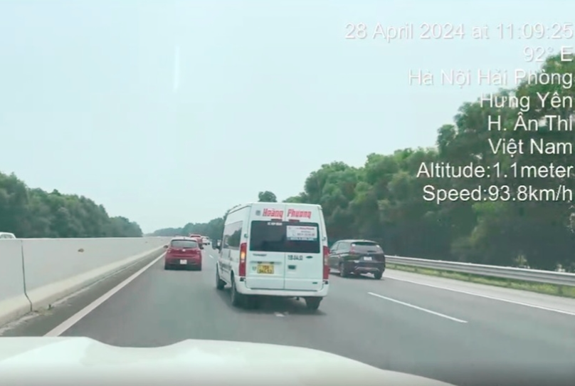 T&agrave;i xế xe kh&aacute;ch Limousine li&ecirc;n tục lạng l&aacute;ch tr&ecirc;n cao tốc- Ảnh 1.