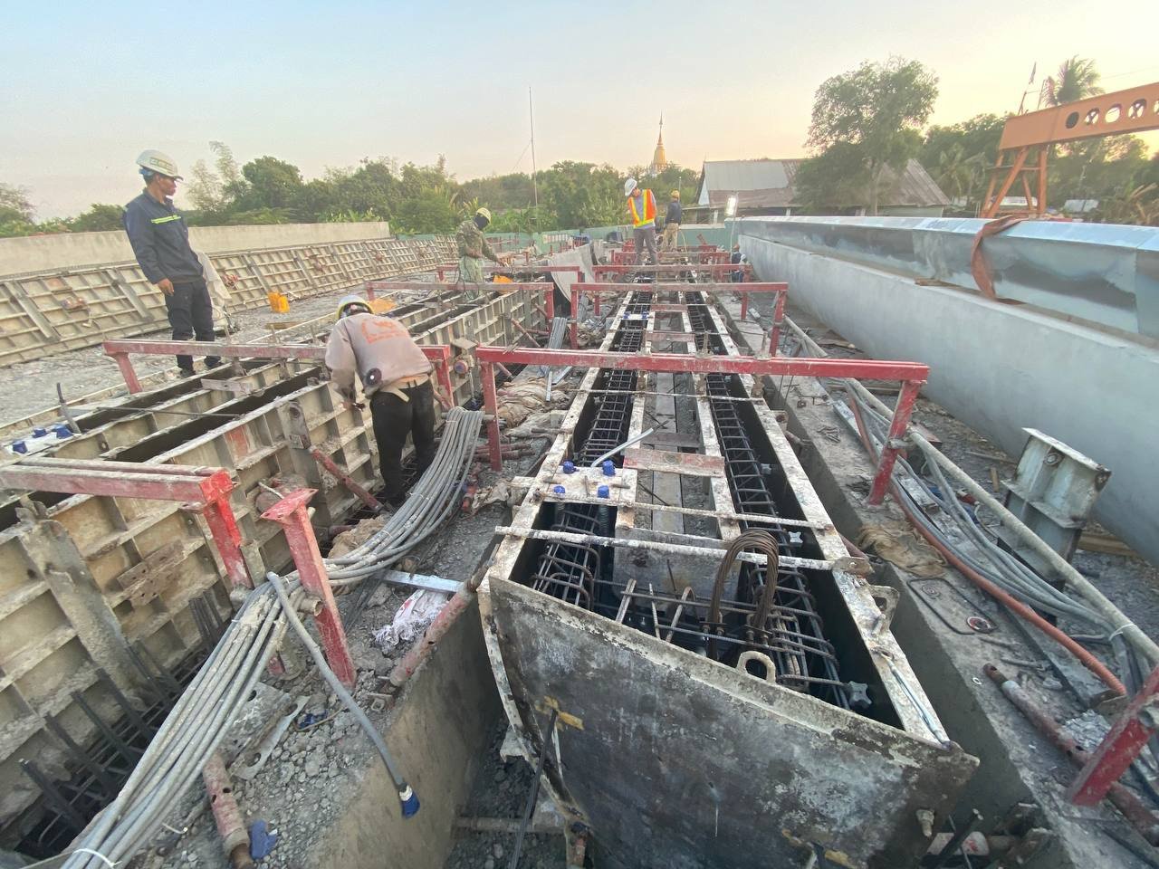 Đội nắng thi c&ocirc;ng xuy&ecirc;n lễ c&ocirc;ng tr&igrave;nh cầu bộ h&agrave;nh của tuyến Metro số 1- Ảnh 5.