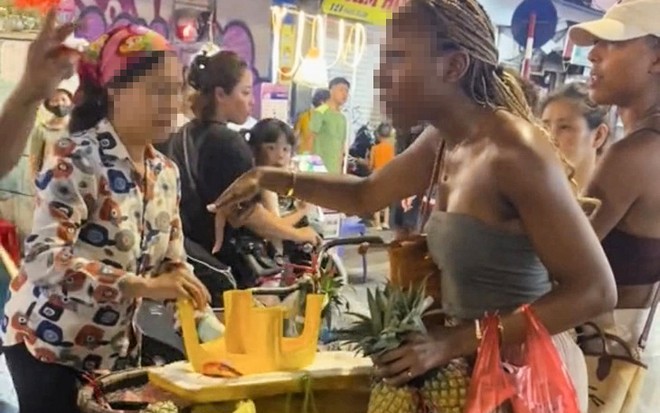 Thực hư thông tin nữ du khách nước ngoài bị "chặt chém" 3 quả dứa giá 500.000 đồng