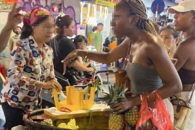Thực hư th&ocirc;ng tin nữ du kh&aacute;ch nước ngo&agrave;i bị "chặt ch&eacute;m" 3 quả dứa gi&aacute; 500.000 đồng- Ảnh 1.