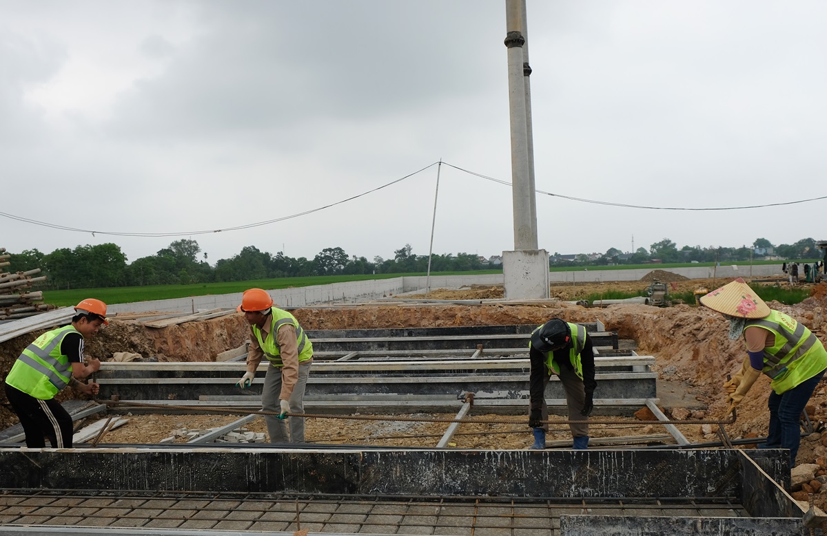 Công nhân "đội nắng" làm việc xuyên lễ trên công trường đường dây 500 kV- Ảnh 2.