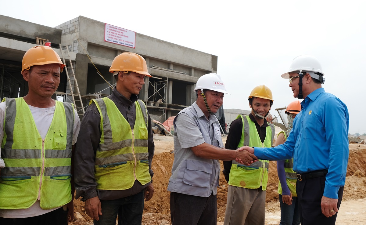 Công nhân "đội nắng" làm việc xuyên lễ trên công trường đường dây 500 kV- Ảnh 17.