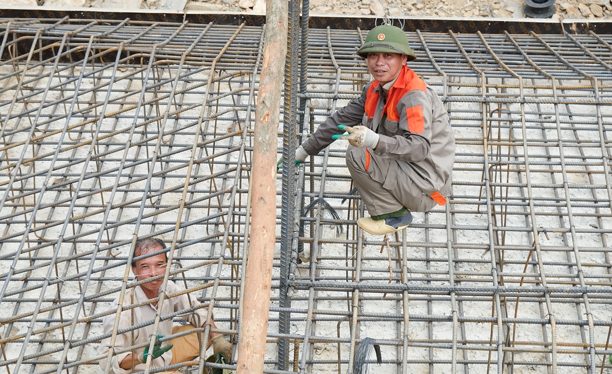 Công nhân "đội nắng" làm việc xuyên lễ trên công trường đường dây 500 kV- Ảnh 6.