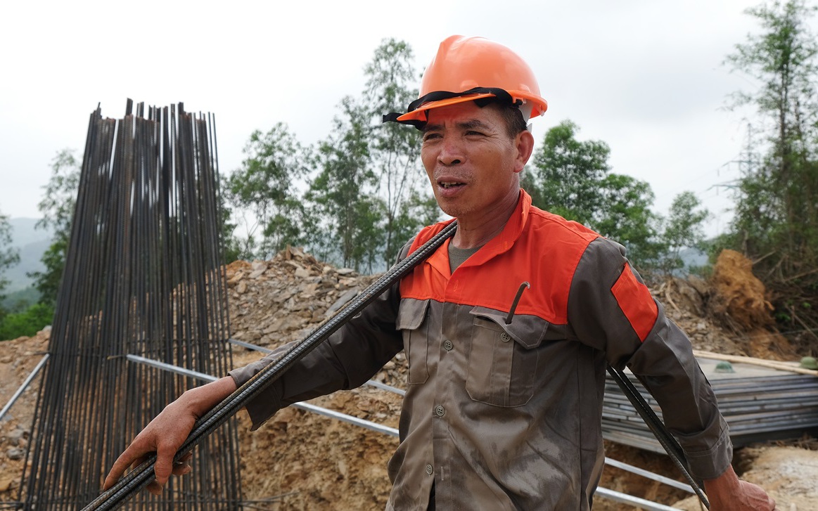 Công nhân "đội nắng" làm việc xuyên lễ trên công trường đường dây 500 kV