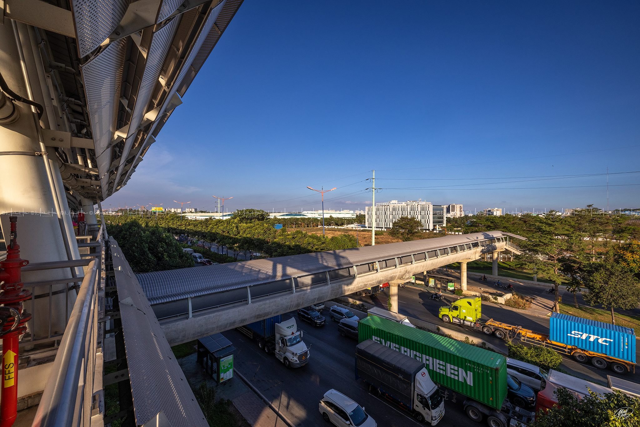 Đội nắng thi c&ocirc;ng xuy&ecirc;n lễ c&ocirc;ng tr&igrave;nh cầu bộ h&agrave;nh của tuyến Metro số 1- Ảnh 2.