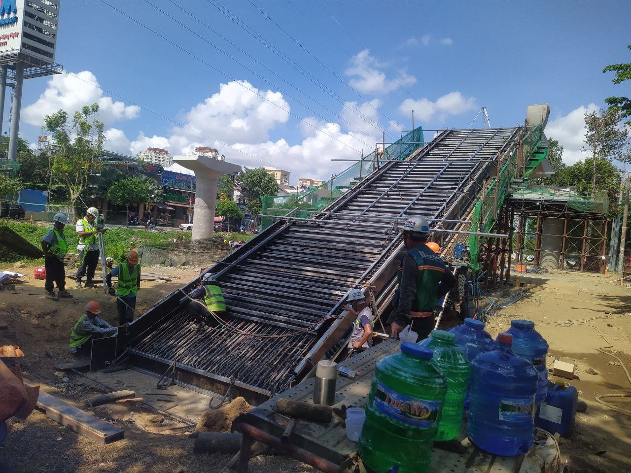 Đội nắng thi c&ocirc;ng xuy&ecirc;n lễ c&ocirc;ng tr&igrave;nh cầu bộ h&agrave;nh của tuyến Metro số 1- Ảnh 1.