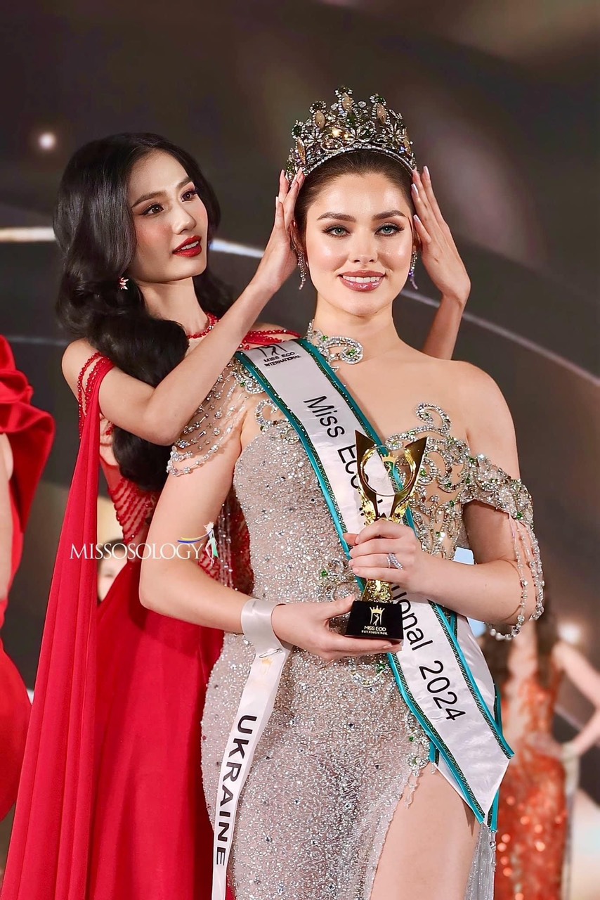 Người đẹp Việt tỏa s&aacute;ng  khi trao vương miện cho t&acirc;n hoa hậu 

- Ảnh 1.