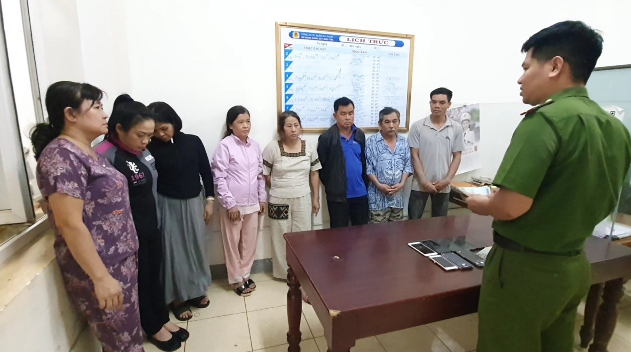 Cảnh s&aacute;t đồng loạt đột k&iacute;ch 10 địa điểm, bắt giữ b&agrave; tr&ugrave;m đường d&acirc;y đ&aacute;nh bạc   - Ảnh 1.