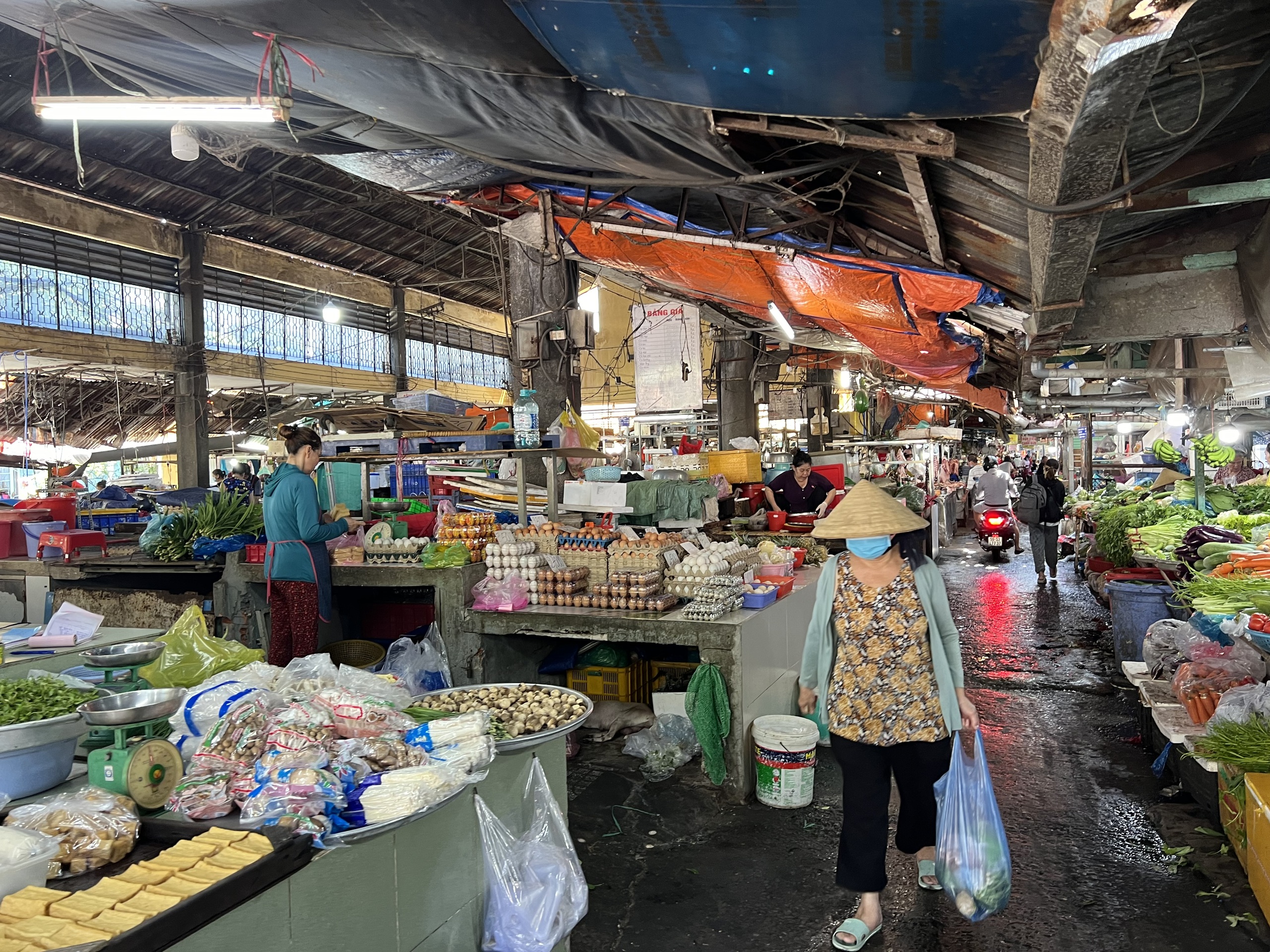 TP HCM: Dòng người đổ xô đến siêu thị, trung tâm thương mại “trốn nóng”- Ảnh 6.