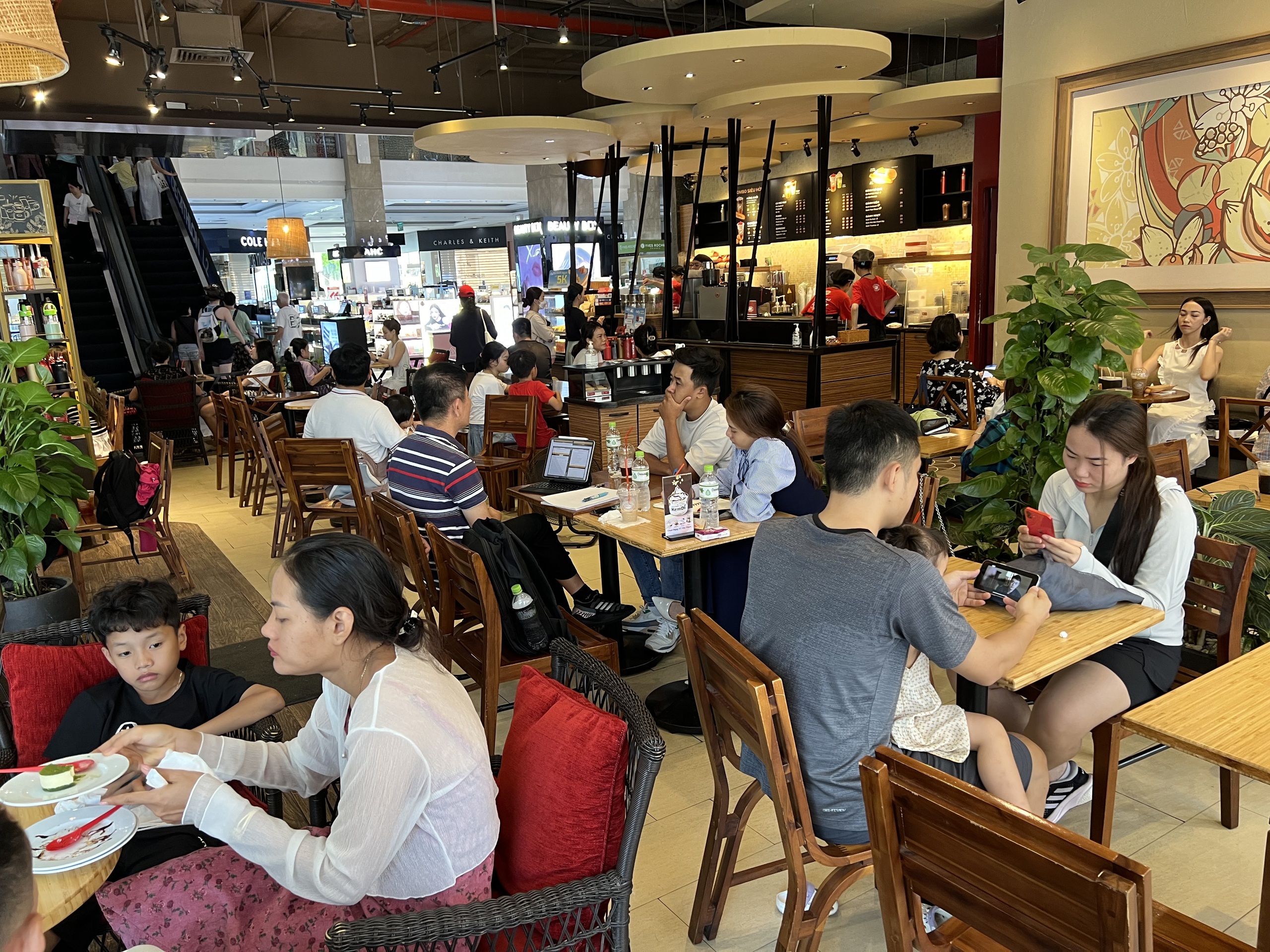TP HCM: Dòng người đổ xô đến siêu thị, trung tâm thương mại “trốn nóng”- Ảnh 3.