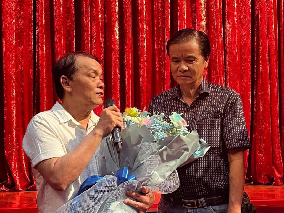 Soạn giả Ho&agrave;ng Song Việt, NSƯT V&otilde; Minh L&acirc;m x&uacute;c động trước th&agrave;nh c&ocirc;ng của vở &ldquo;Người ven đ&ocirc;&rdquo;- Ảnh 1.