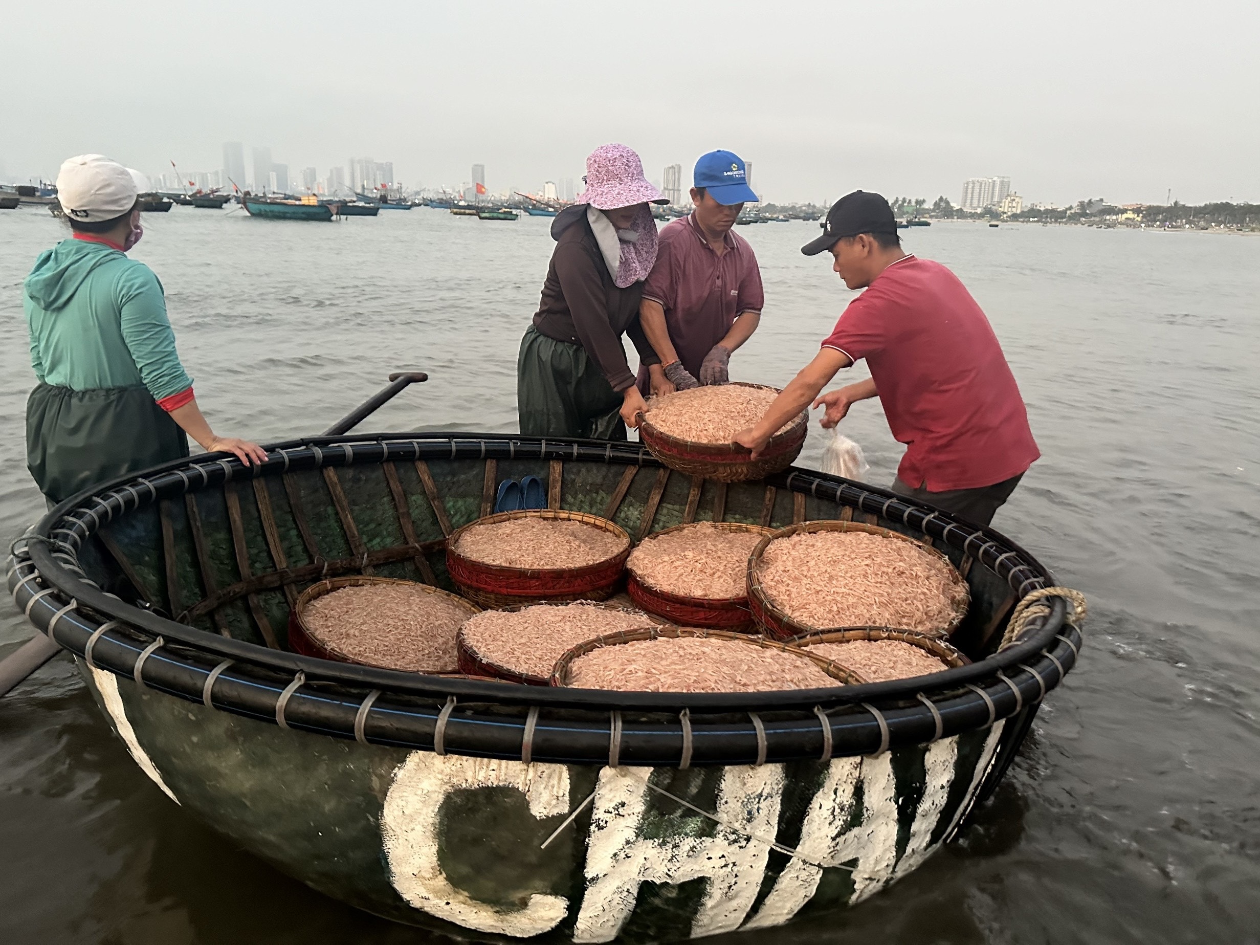 Khu chợ ven biển Đ&agrave; Nẵng, chỉ b&aacute;n độc nhất một loại hải sản- Ảnh 2.