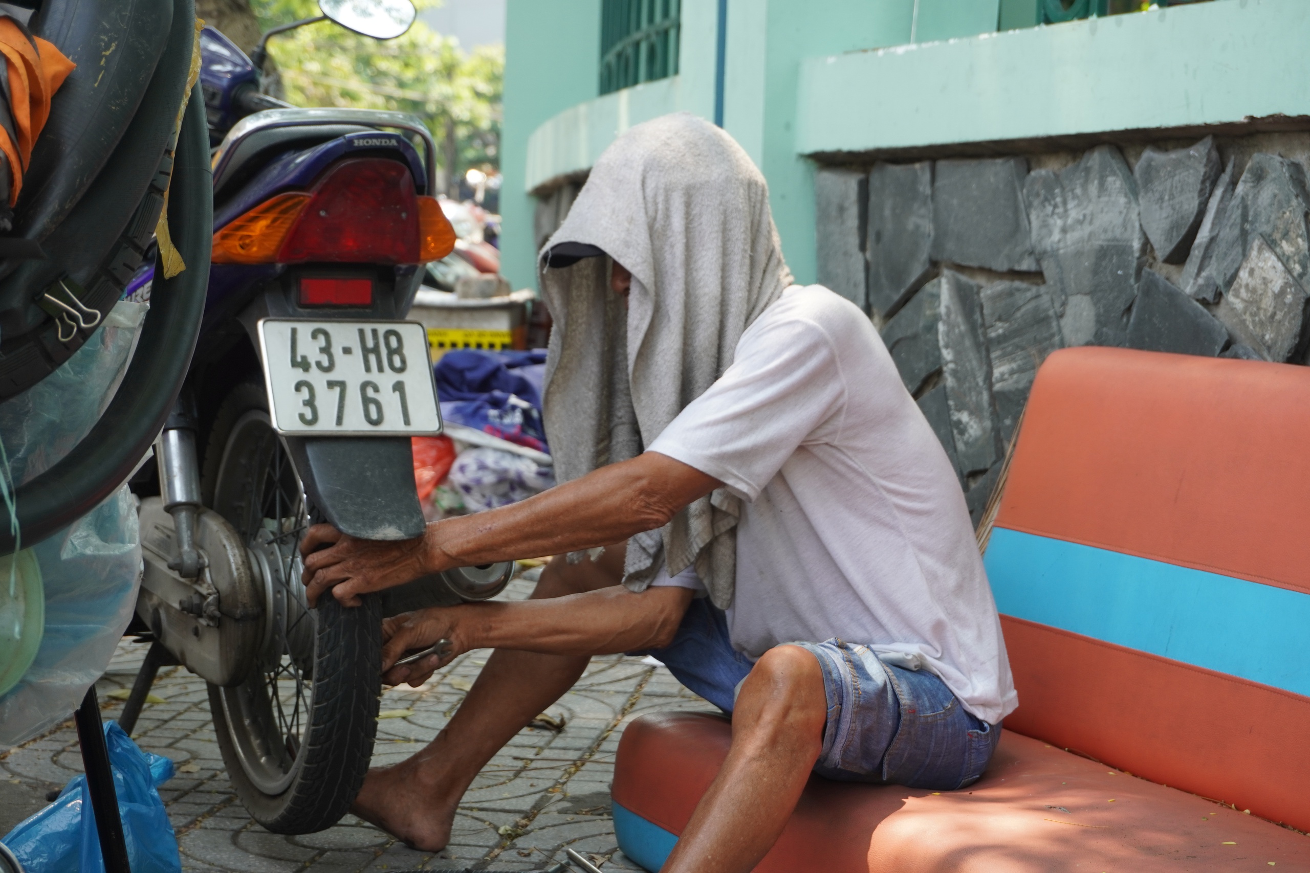 Mới đầu m&ugrave;a n&oacute;ng, d&acirc;n Đ&agrave; Nẵng vất vả mưu sinh - Ảnh 5.