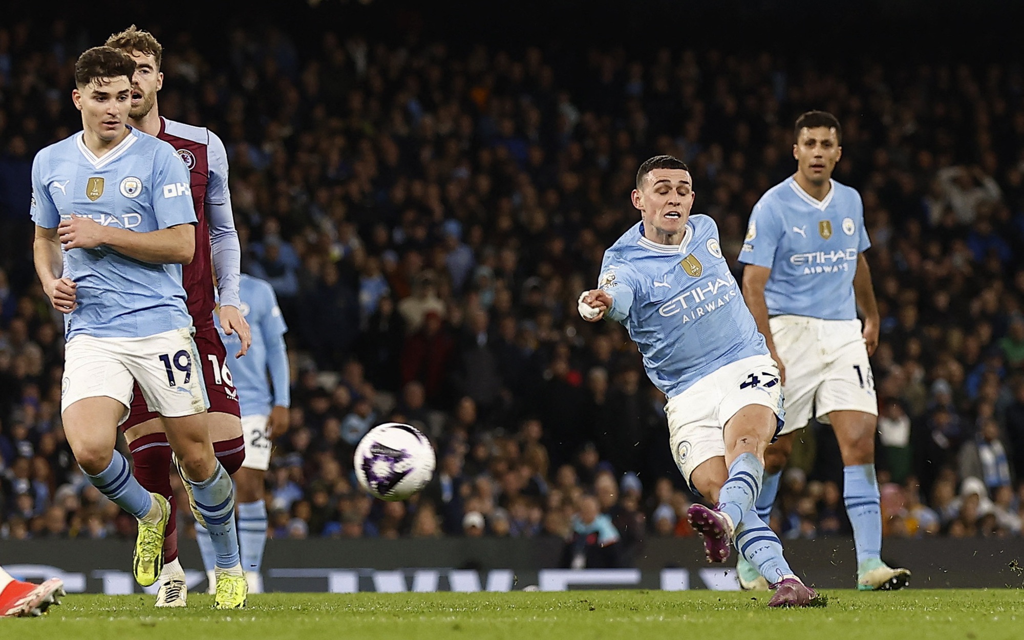 Phil Foden b&ugrave;ng nổ với hat-trick, Man City b&aacute;m đuổi Arsenal