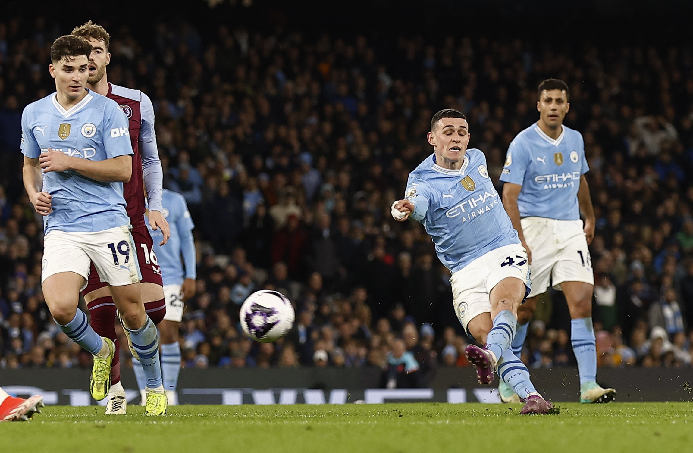 Phil Foden bùng nổ với hat-trick, Man City bám đuổi Arsenal- Ảnh 5.