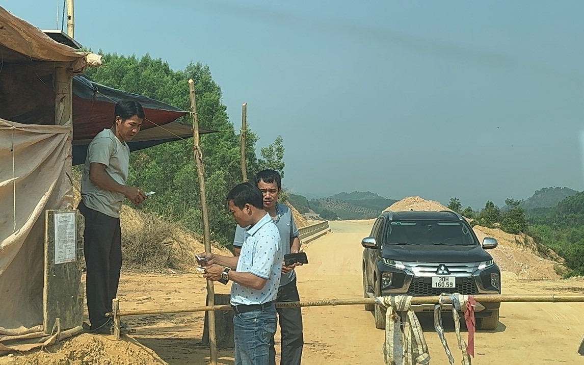 Chuyện lạ: Một hộ dân ủi đất, nối 2 đầu đường ngàn tỉ lập trạm thu phí