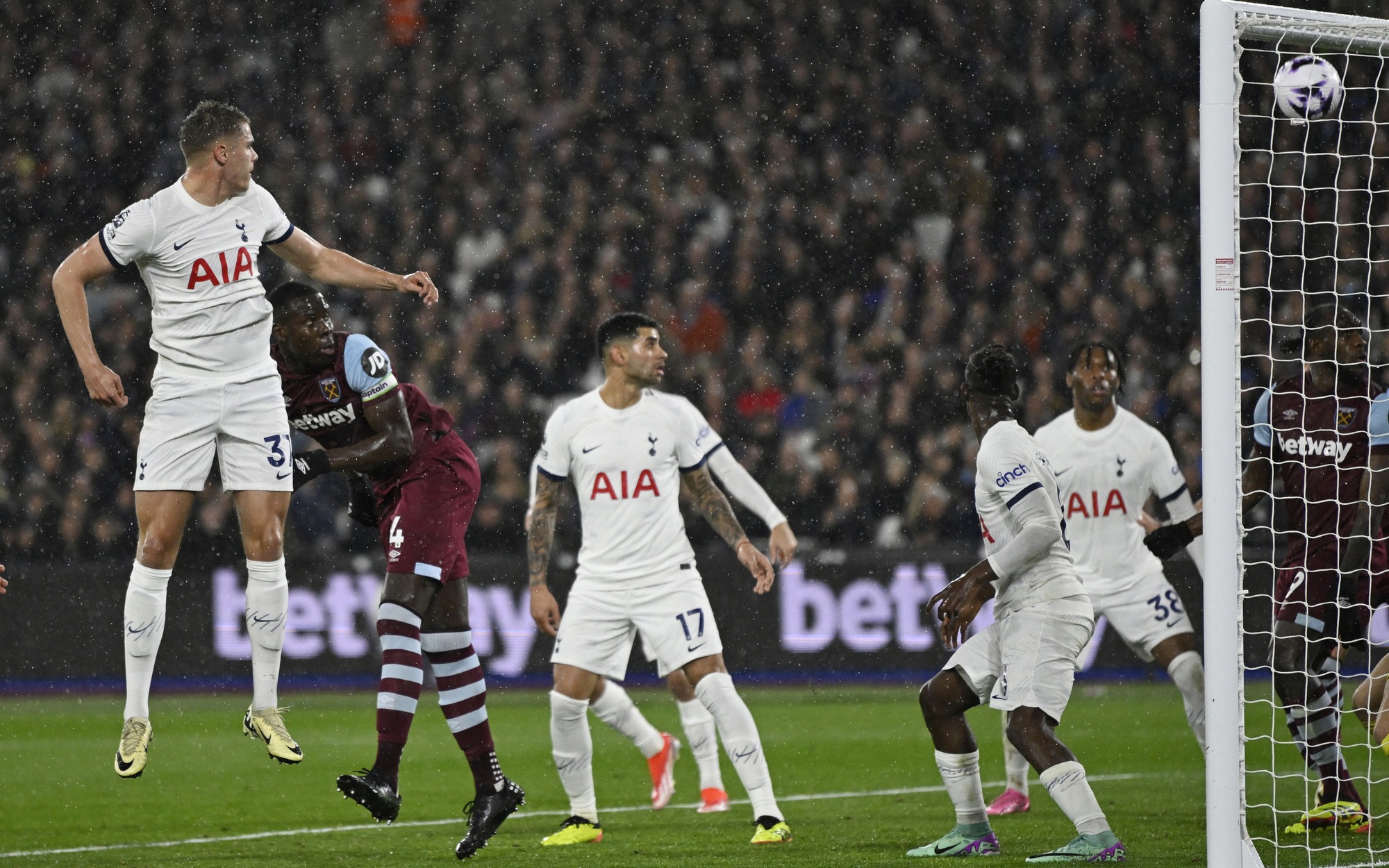 Tottenham sẩy chân derby, Ngoại hạng Anh nóng bỏng nhiều cuộc đua