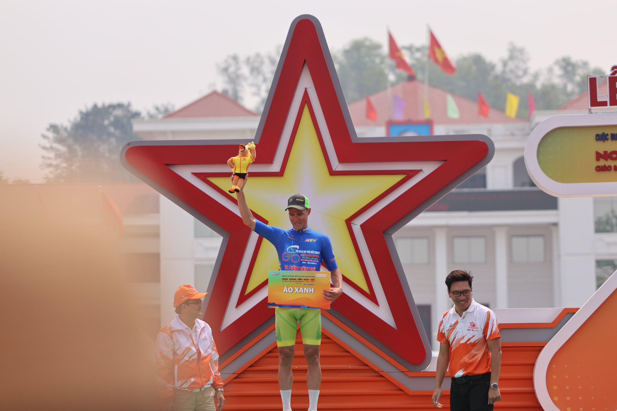 Petr Rikunov lập c&uacute; đ&uacute;p chặng khai mạc C&uacute;p xe đạp Truyền h&igrave;nh TP HCM 2024- Ảnh 11.