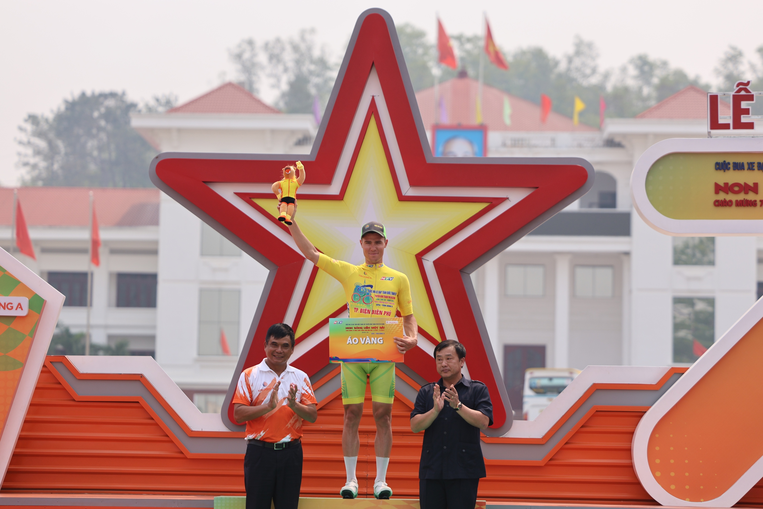 Petr Rikunov lập c&uacute; đ&uacute;p chặng khai mạc C&uacute;p xe đạp Truyền h&igrave;nh TP HCM 2024- Ảnh 12.