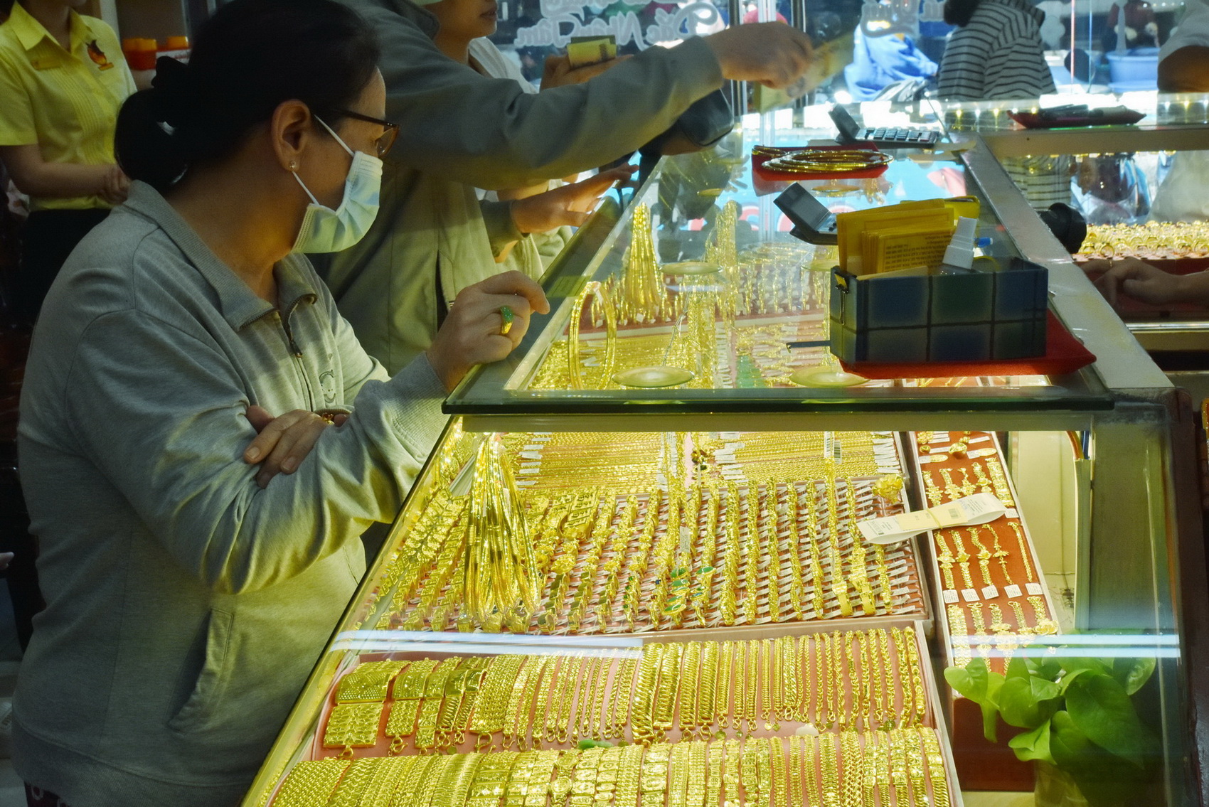 Gi&aacute; v&agrave;ng h&ocirc;m nay, 4-4: Tăng tiếp khi đồng USD giảm gi&aacute;- Ảnh 1.