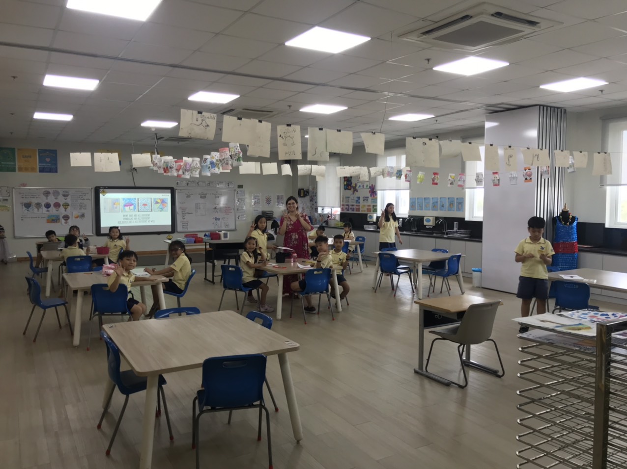 Giáo viên, học sinh Trường Quốc tế Mỹ Việt Nam trở lại trường- Ảnh 1.