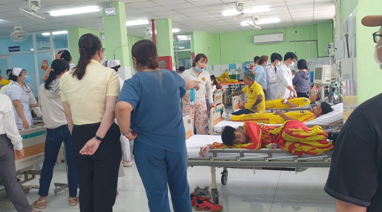 CLIP: Đoàn múa lân sư rồng nghi bị ngộ độc sau khi ăn bánh mì, bánh bao- Ảnh 1.
