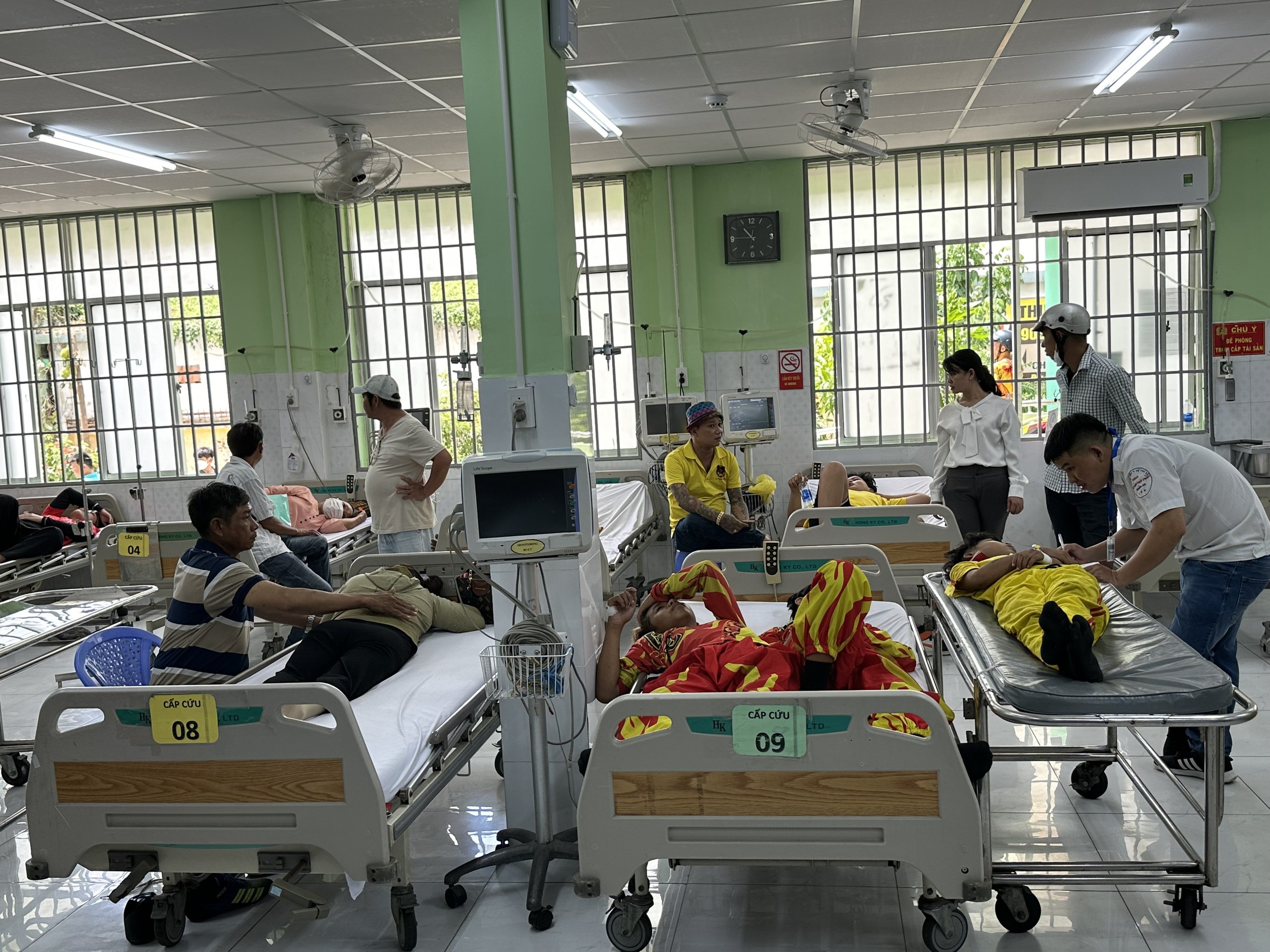CLIP: Đoàn múa lân sư rồng nghi bị ngộ độc sau khi ăn bánh mì, bánh bao- Ảnh 3.