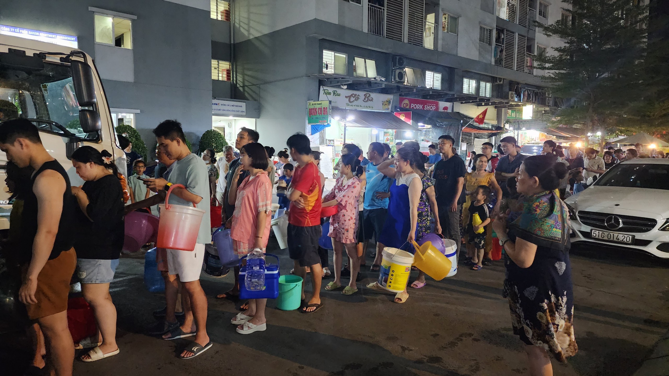 Nửa đêm, hàng trăm cư dân xếp hàng lấy nước- Ảnh 4.